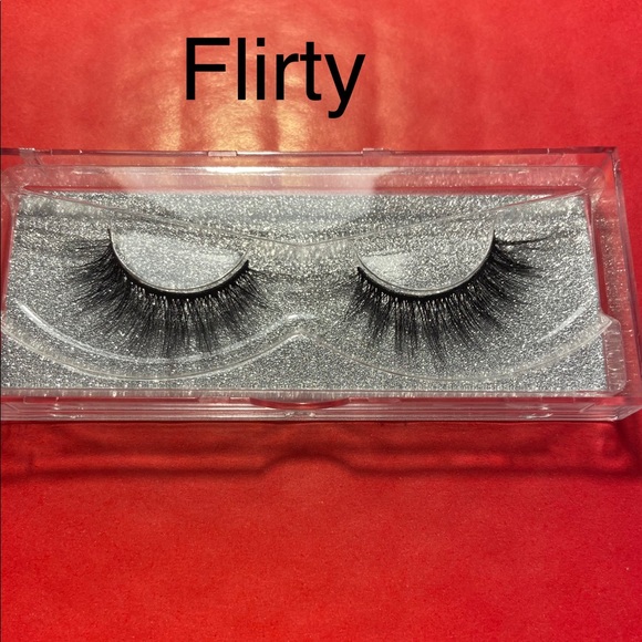 Eyelashes - 3 types - Picture 2 of 3